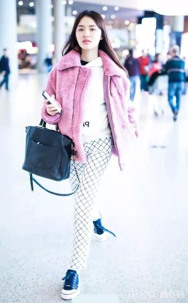林允机场粉嫩时尚大衣，裤子却丑哭自己！