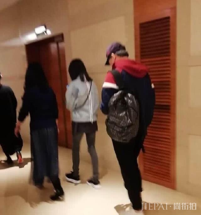 郑爽和母亲一同现身，人群中比心粉丝，美腿成全场亮点