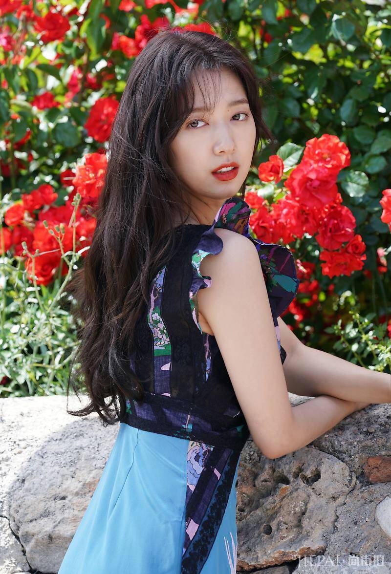 朴信惠波波头短发造型亮相巴黎时装周