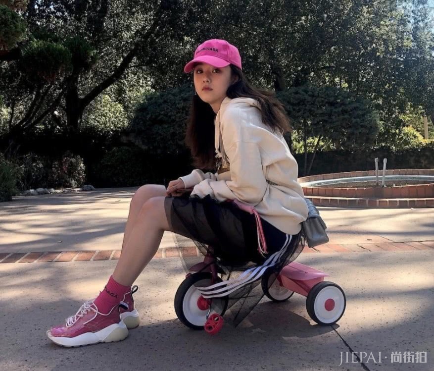 宋祖儿透明鞋子和紫红色袜子合为一体，这样穿真的好看？