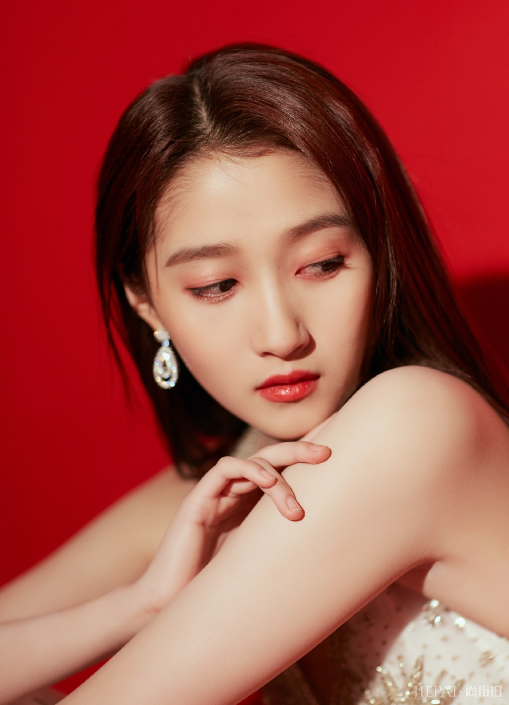 关晓彤又换新发型！自己编的辫子都那么漂亮