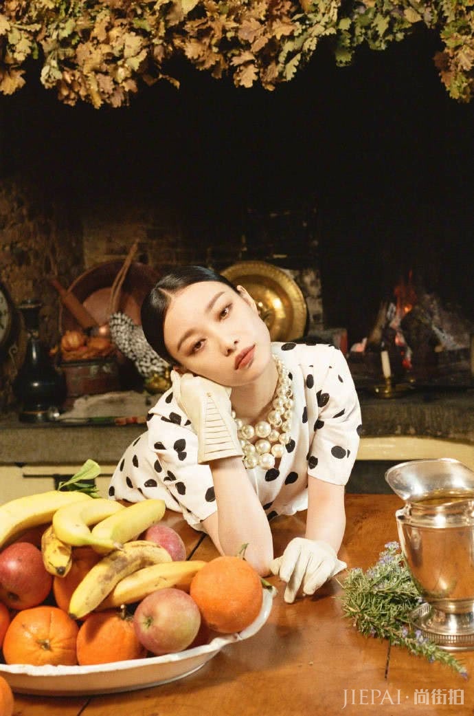 倪妮大珍珠项链＋虎皮袜子搭配也能撑住，扮土也高级