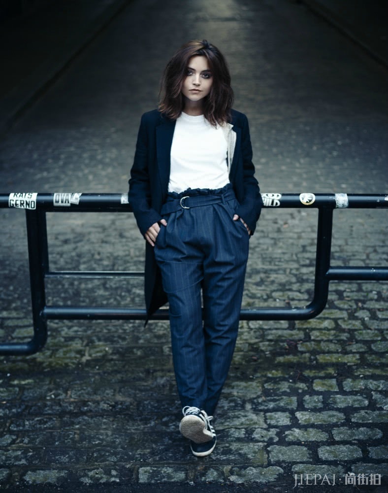 英国短腿女明星珍娜·科尔曼一米五七还钟爱各种长裙