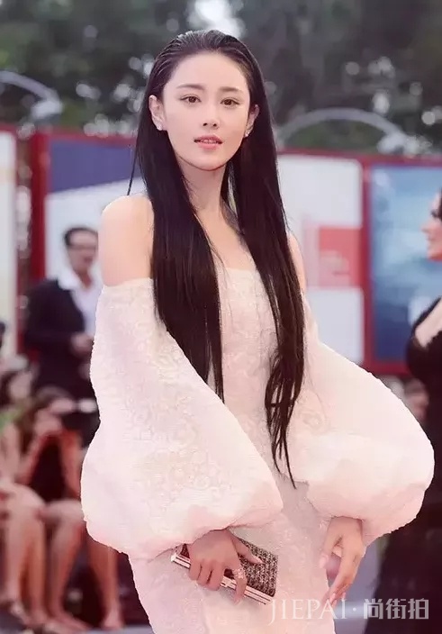 张馨予穿简单款连衣裙也挡不住时尚感！ 身材真好