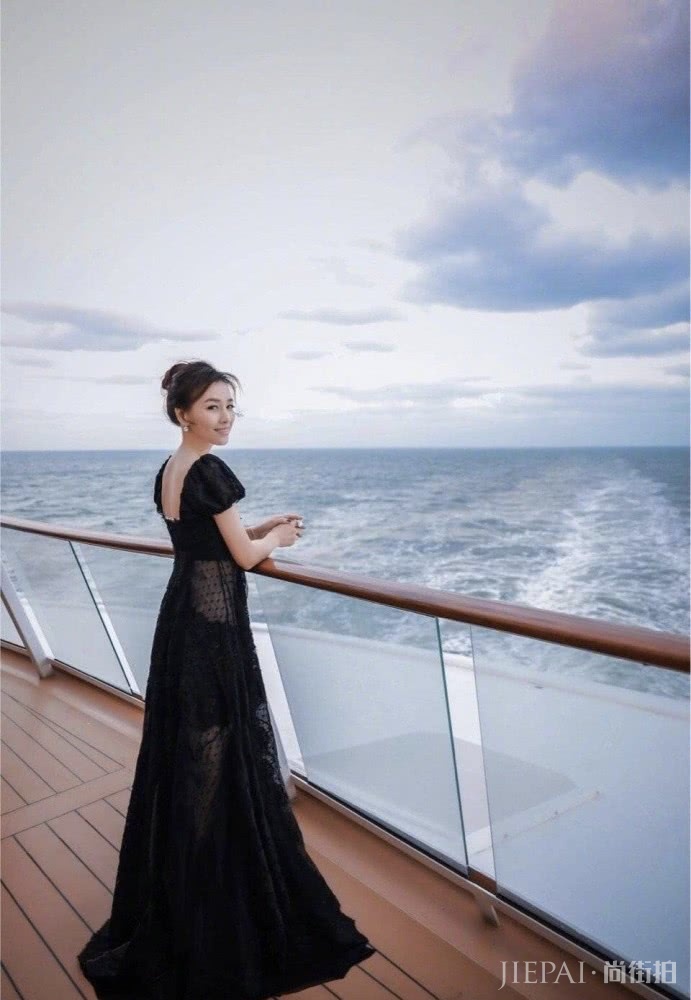 张庭穿“校花装”度假,29的脸,19的腿