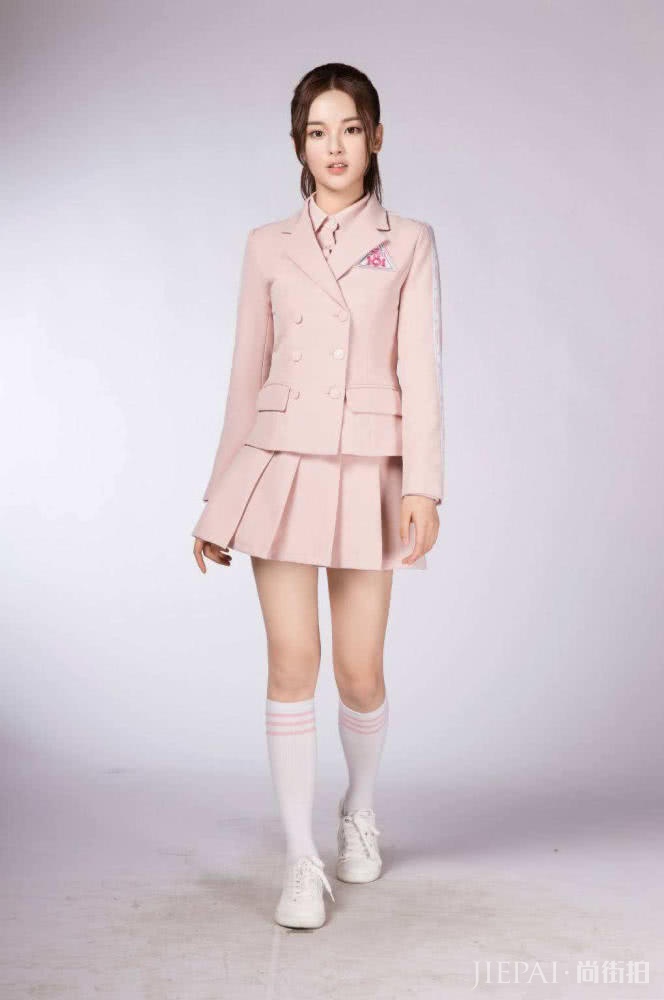 杨超越紫色T恤超短裤,扎俩小辫越变越嫩