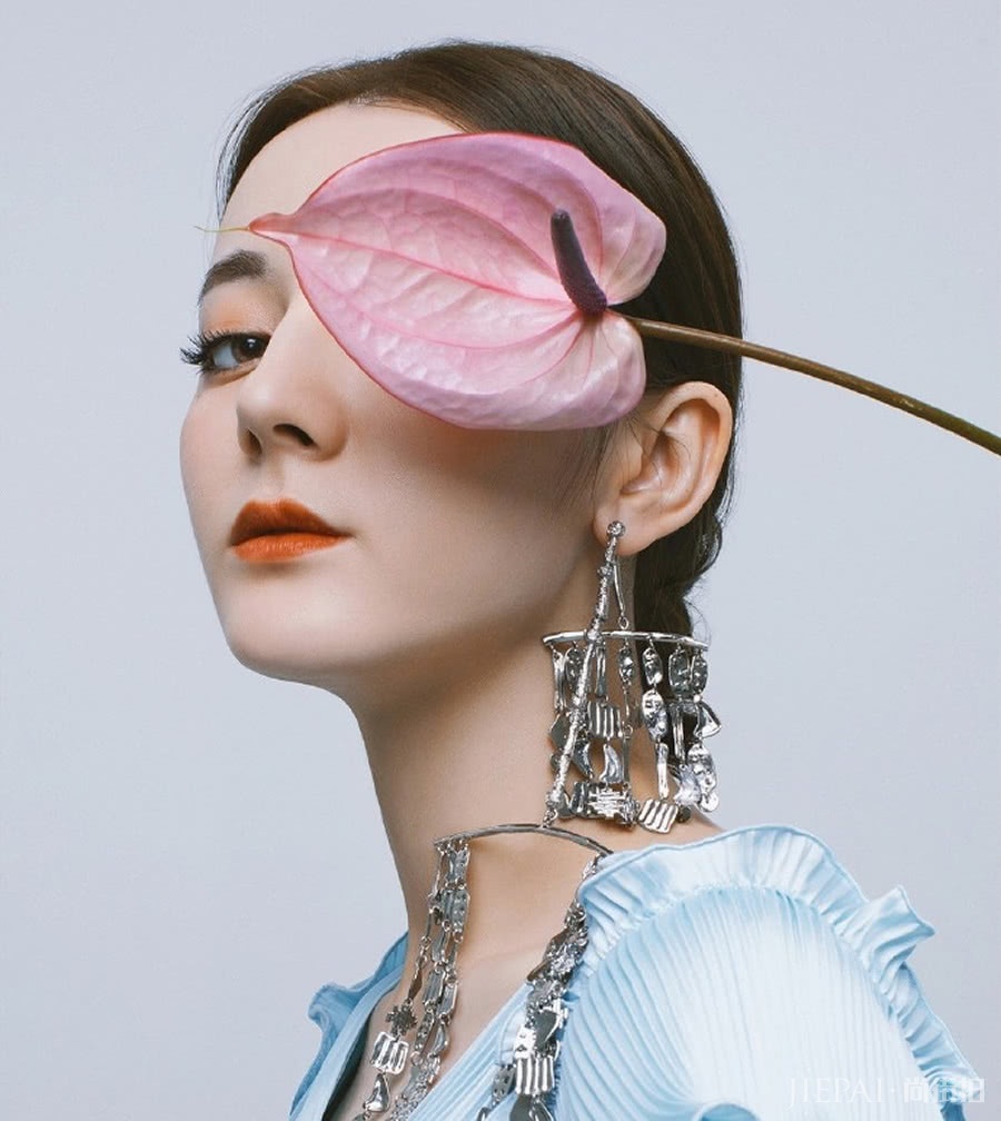 迪丽热巴4月时尚大片，精致又充满女人味