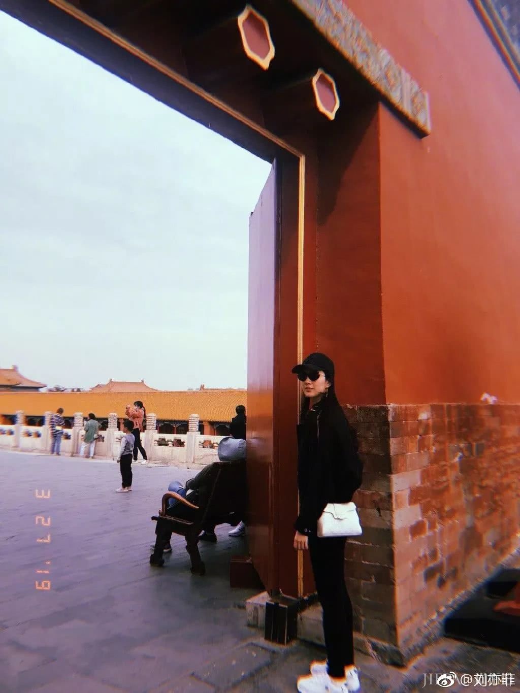 刘亦菲最新杂志大片出炉 人间烟火中安静地发着光