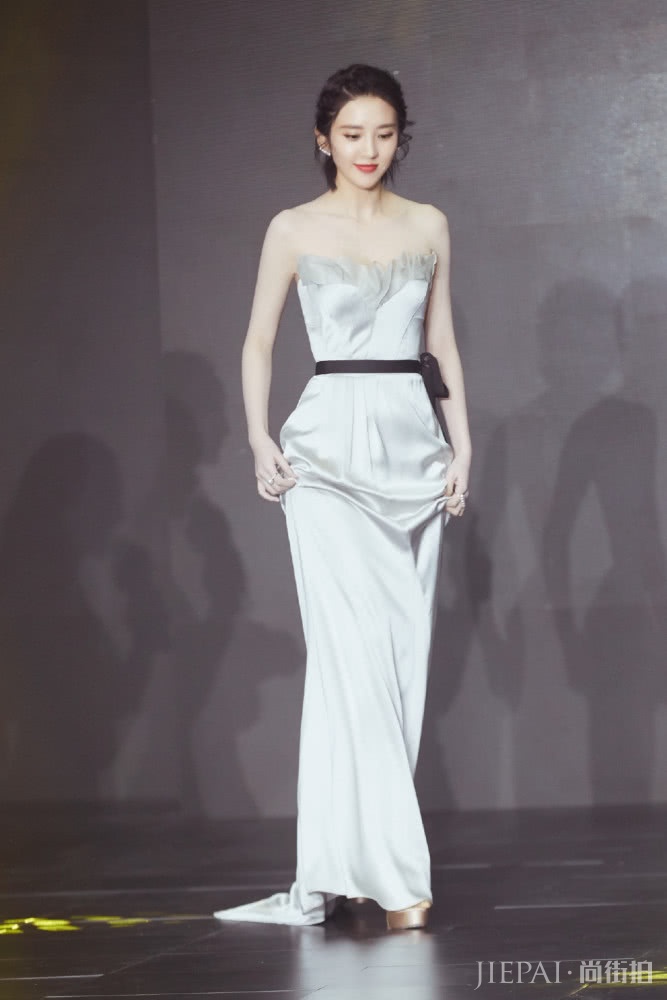 唐艺昕新发型太惊艳了!摩卡波波头意外时尚气质,美得太高调