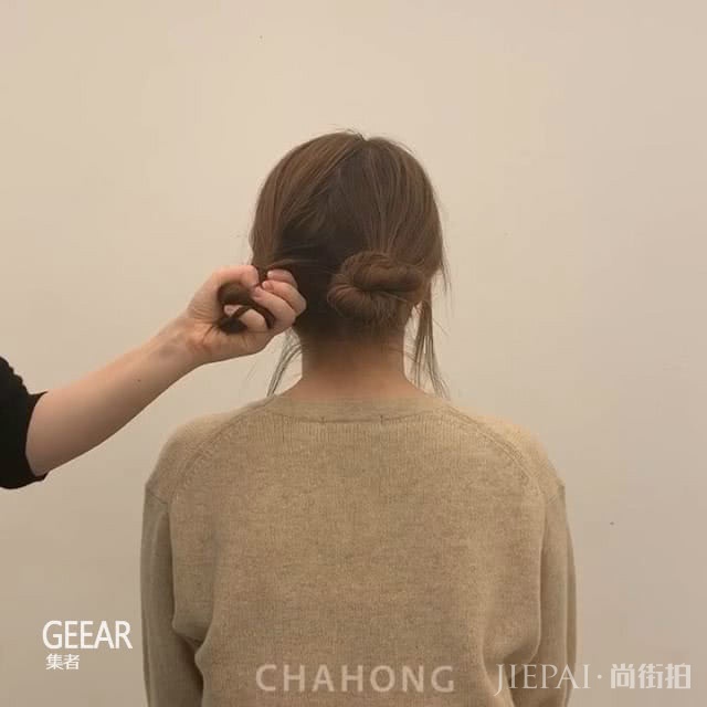 手笨女生也能零技巧三分钟学会！一起烫出自然系微卷发