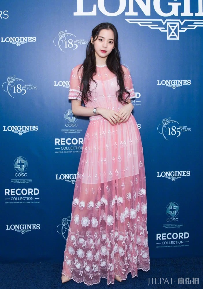 欧阳娜娜扎羊角辫涂“热吻唇”，这气质也太好了~