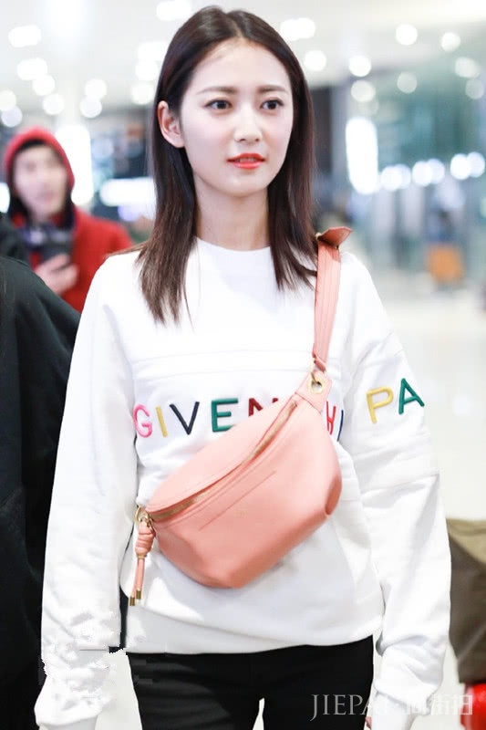 学陈钰琪这样穿显甜美,白色套头卫衣+粉色包好看又少女