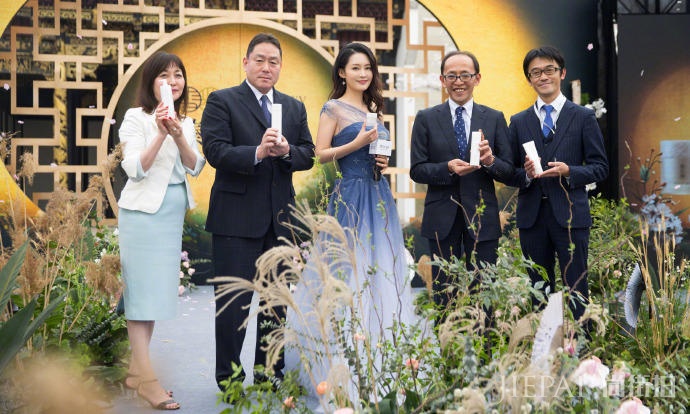 李沁春游装太娇嫩!宝蓝色毛衣+衬衫气质超好