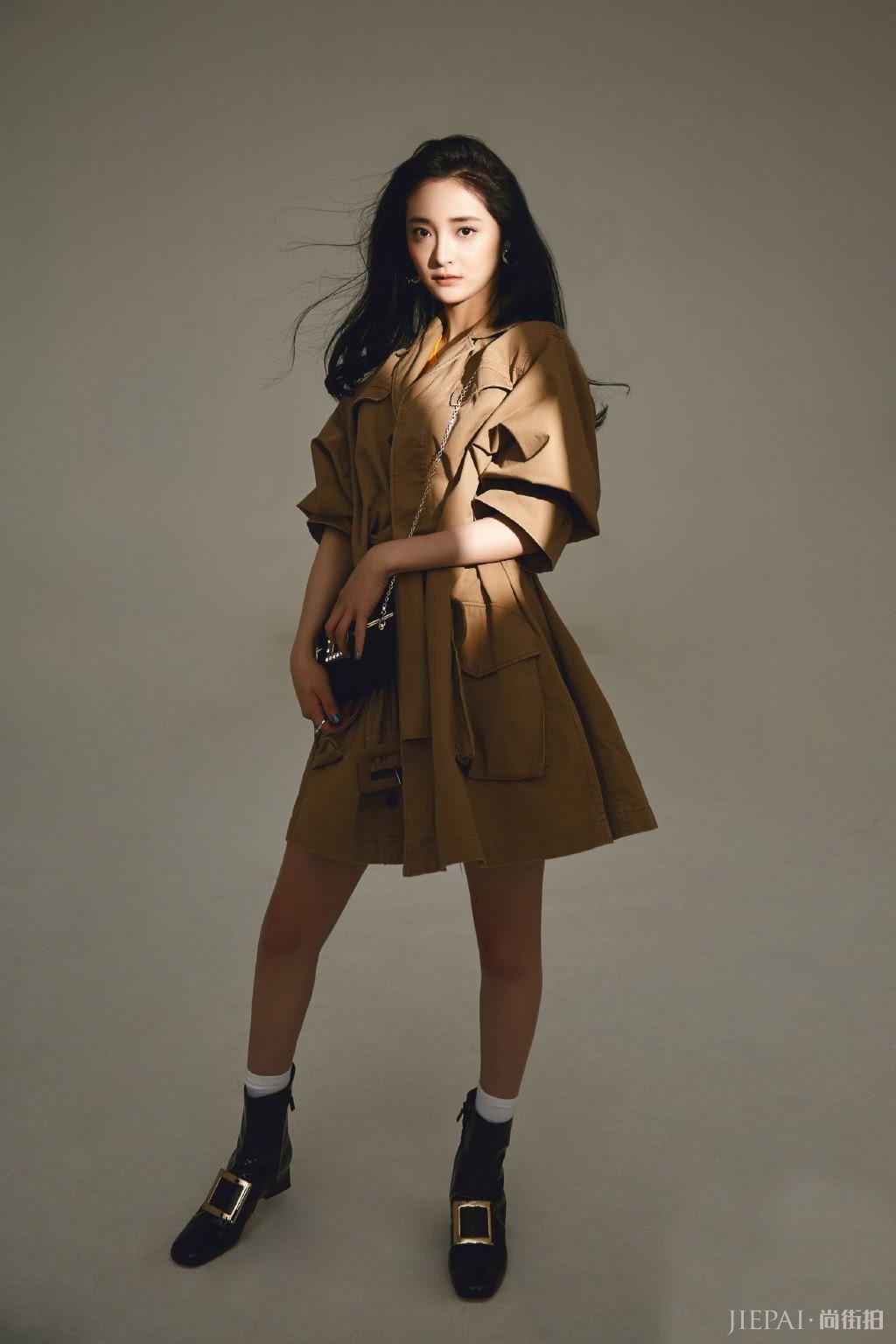 周洁琼穿驼色外套大玩下衣失踪，凹造型气场十足