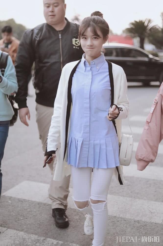 陈意涵机场街拍，条纹衫配牛仔裤皮肤白嫩美成动漫女主