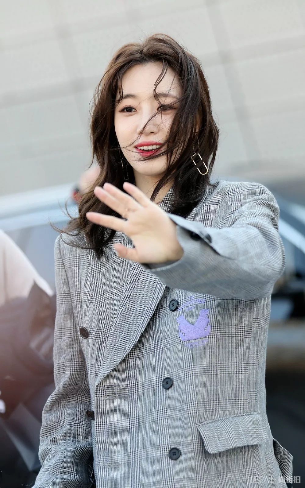 咸恩静换个发型简直就像换张脸!粉色衬衫配粉西裤气质甜美