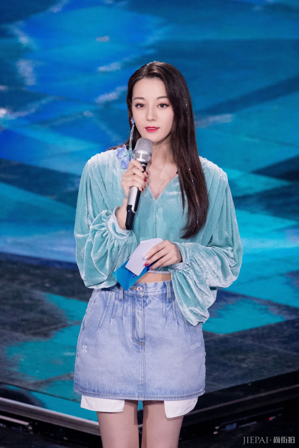 迪丽热巴《创造营》中女颜值担当，丝绒配短裙，眼神太迷人