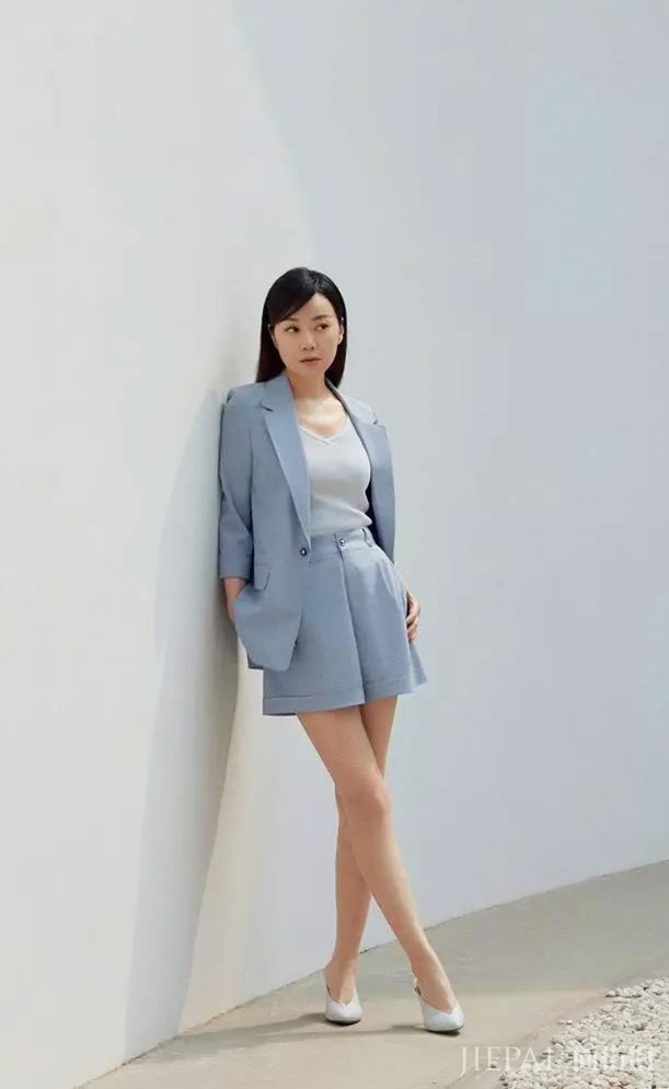 西装与短裤结合,引领春季时尚潮流