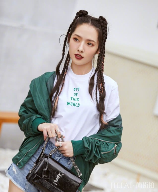 补丁裤不算什么,郭碧婷裤子移位穿,太时髦了