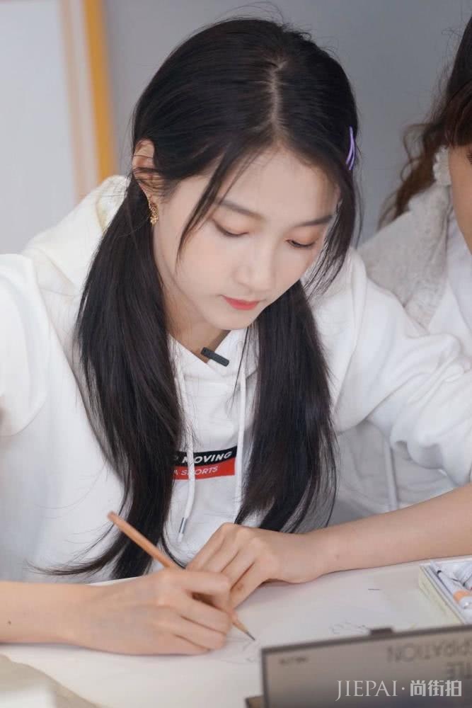 春天学关晓彤这几款双马尾发型，轻松美回18岁