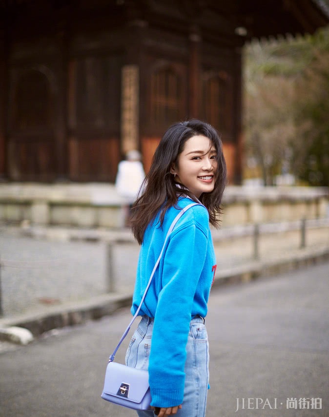 李沁穿一身春游装，格外甜腻