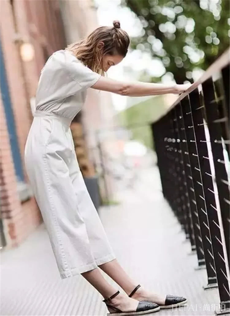 夏季不落俗套的穿搭CP:T恤+阔腿裤,时髦好看才是王道