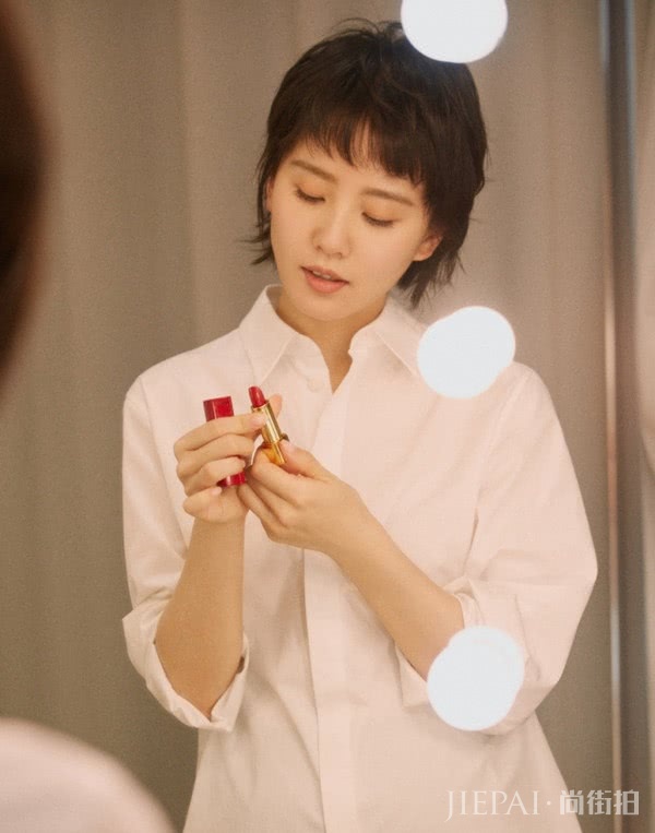 刘诗诗新剧换回长发，微卷披肩或扎马尾，美得精致又优雅