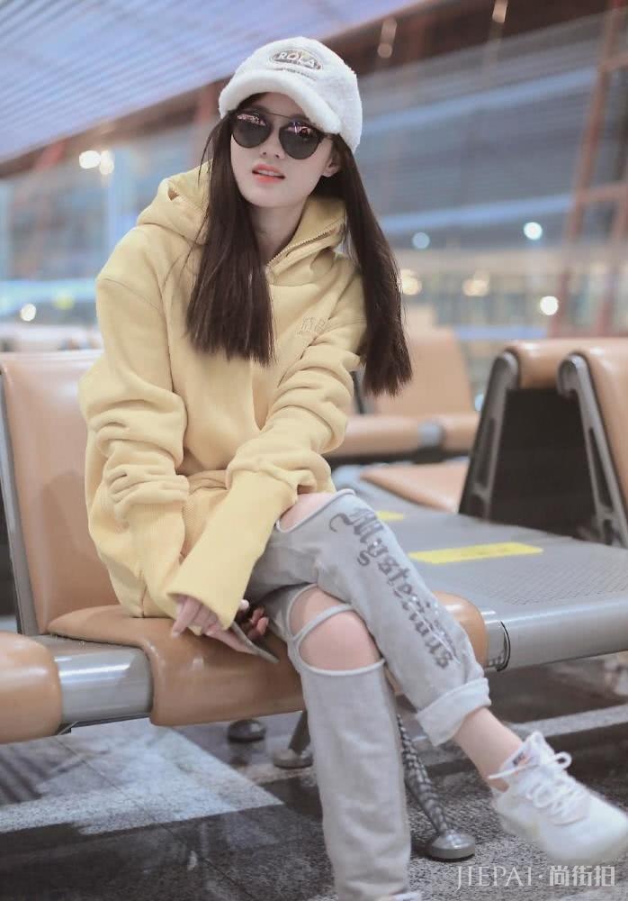 陈意涵机场街拍，条纹衫配牛仔裤皮肤白嫩美成动漫女主