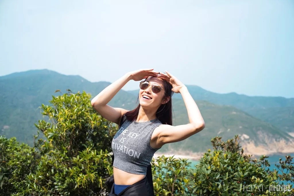 陈自瑶穿印花长裙秀39寸长腿，娃娃脸留长发甜美又有气质！