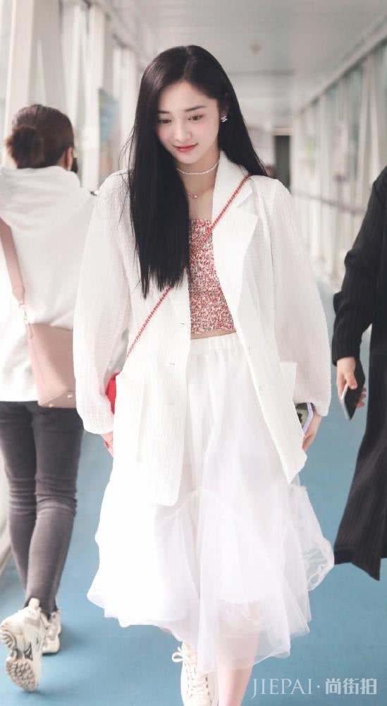 周洁琼穿蓝色小西装配百褶裙,比高中生还要嫩