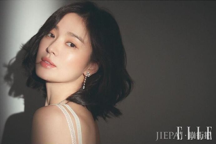 宋慧乔裸色薄纱裙美得清新脱俗，锁骨短发减龄秒变少女