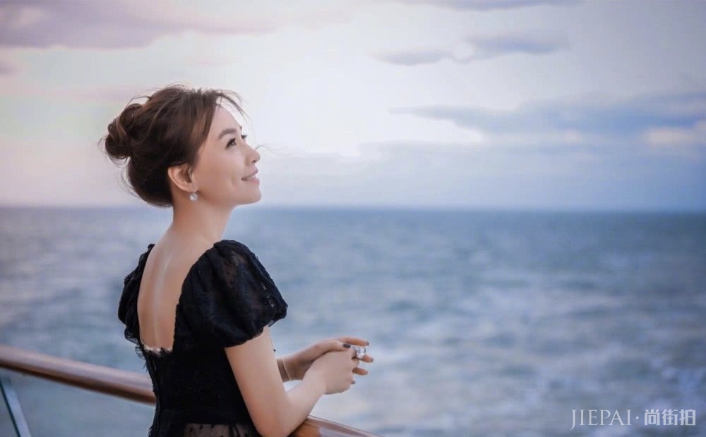 张庭穿“校花装”度假,29的脸,19的腿