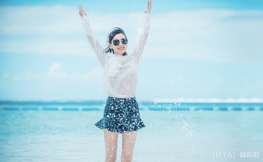 张庭穿“校花装”度假,29的脸,19的腿