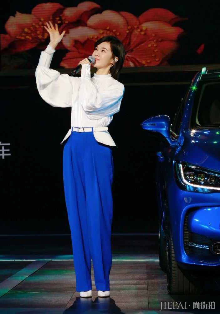 郁可唯穿白色上衣搭配蓝色西裤,展现好身材