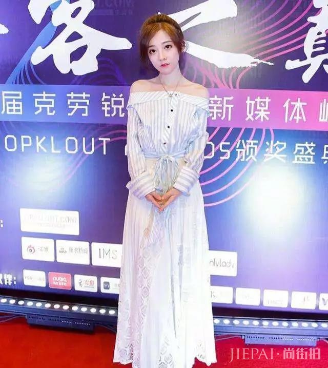 冯提莫穿露肩蓝裙现身活动,露出鞋子后身高短板完全暴露!