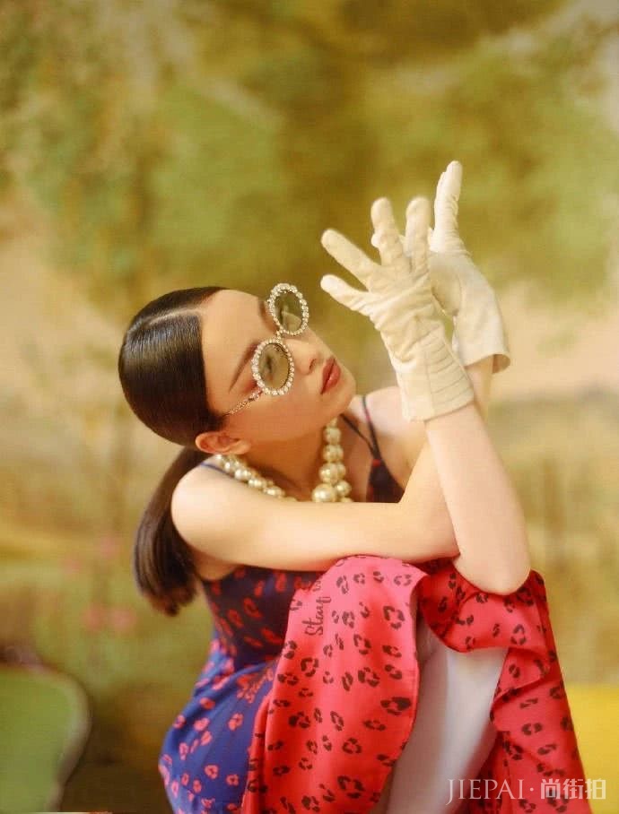 倪妮大珍珠项链＋虎皮袜子搭配也能撑住，扮土也高级