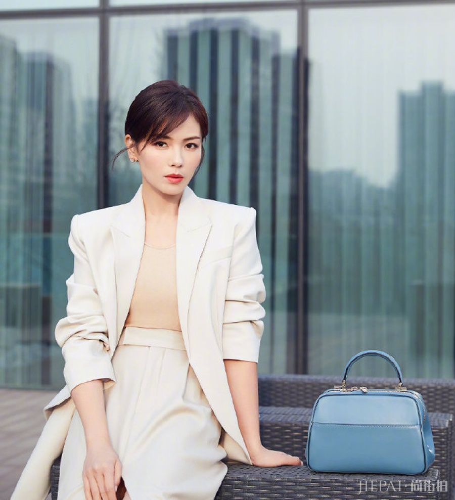 刘涛时尚街拍，五官精致气质出众