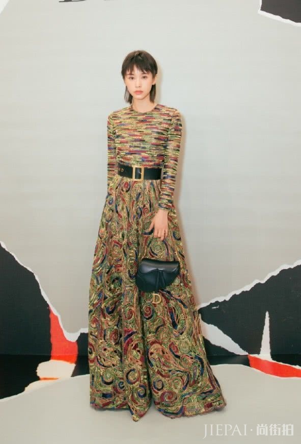 王子文渔网袜穿成踩脚裤？这腿比胳膊还细吧