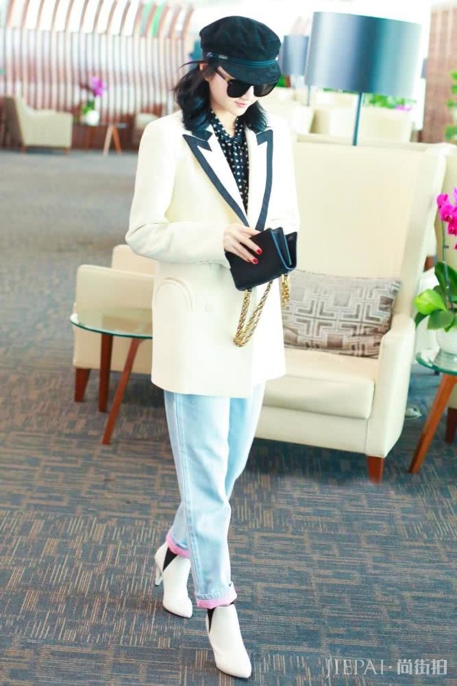 景甜穿白色西装知性优雅,裤脚卷起来少女感十足