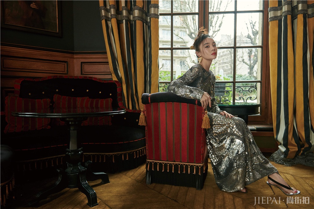 袁姗姗扎冲天丸子头，华丽宫廷风太高级