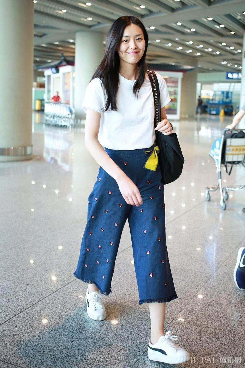 基础款牛仔阔腿裤穿不腻,春季这七款单品显高更显气质