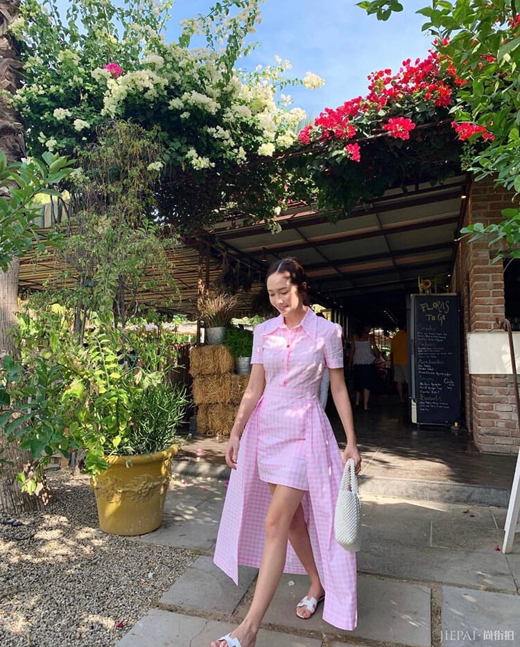 郑秀妍白西装化身“女总裁”，穿粉裙秀“蚂蚁腰”太美！