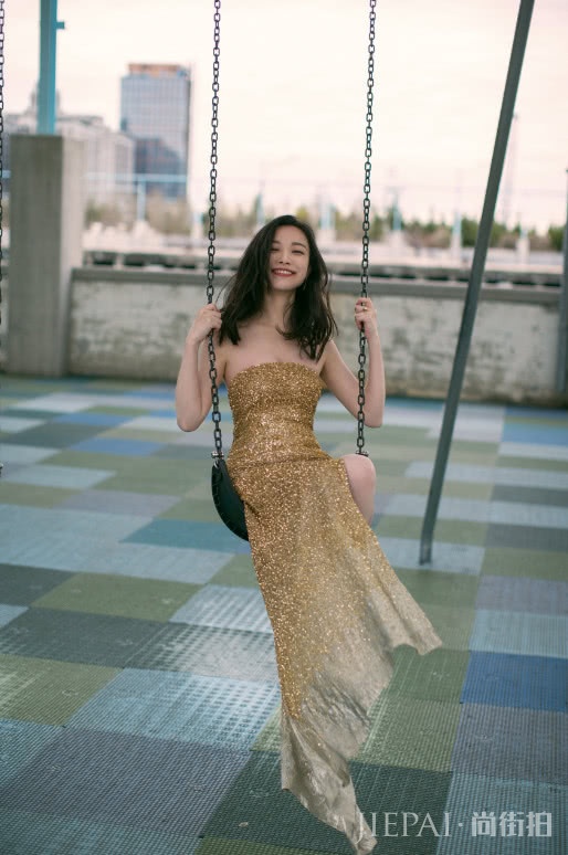 倪妮穿金色长裙气场十足,真不愧是街拍女王