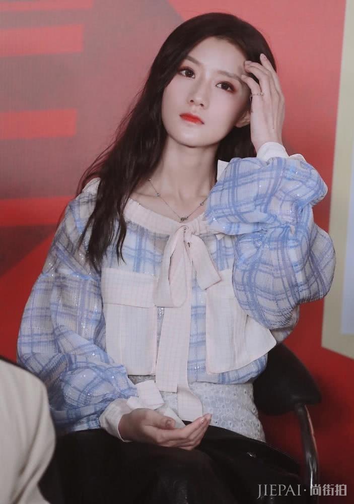 陈意涵机场街拍，条纹衫配牛仔裤皮肤白嫩美成动漫女主