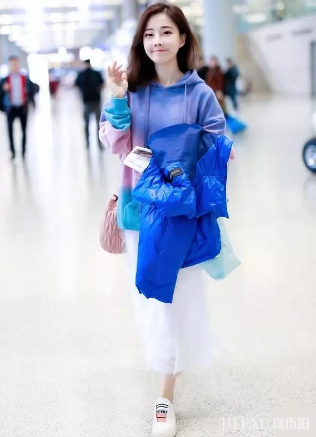 冯提莫穿露肩蓝裙现身活动,露出鞋子后身高短板完全暴露!