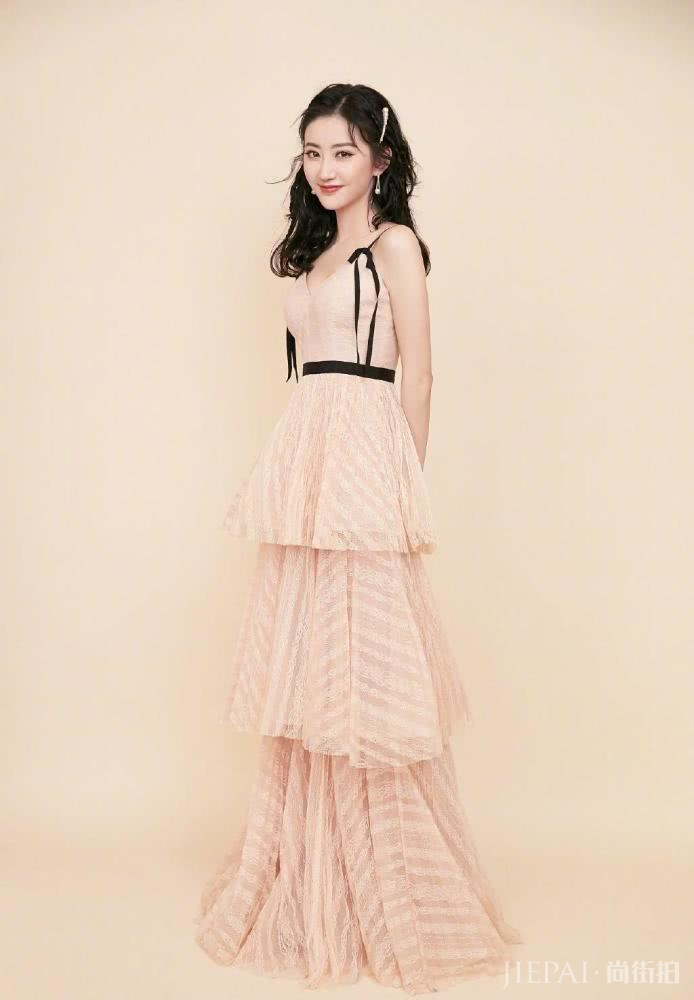 景甜穿白色西装知性优雅,裤脚卷起来少女感十足