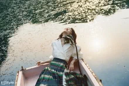 这些自然系穿搭看着很清凉!纯色搭配减龄又大气