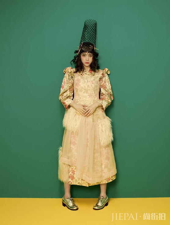 欧阳娜娜扎羊角辫涂“热吻唇”，这气质也太好了~