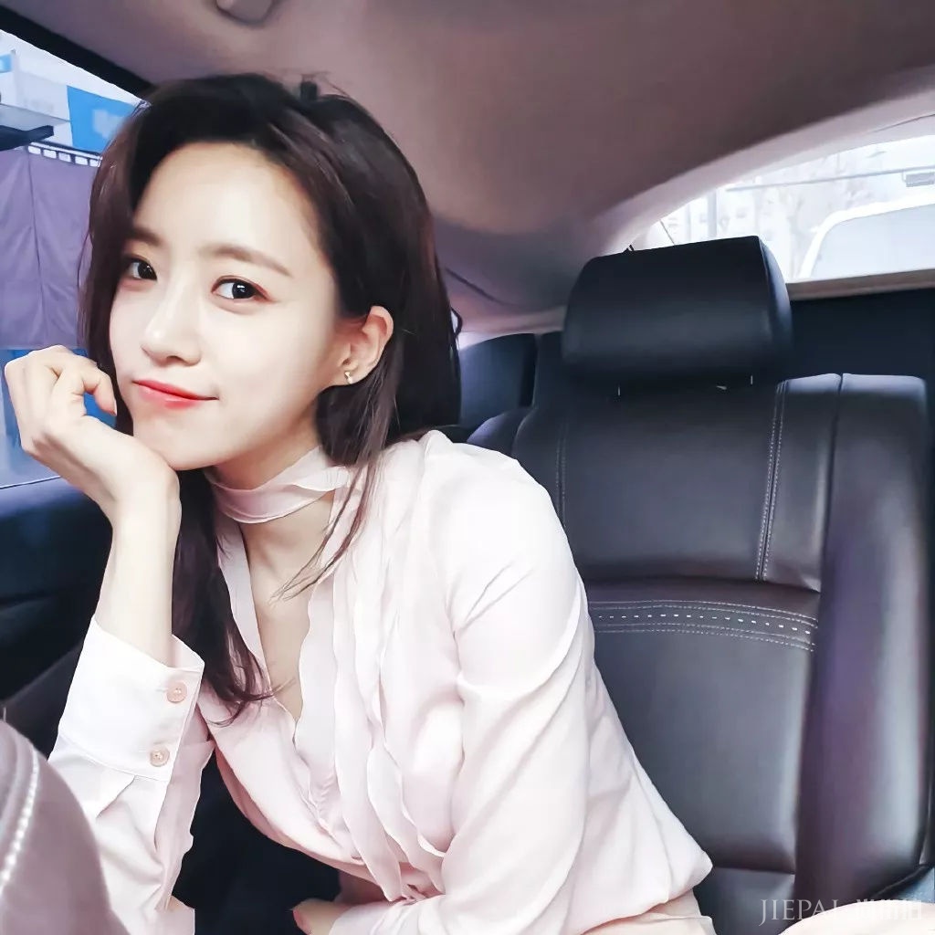 咸恩静换个发型简直就像换张脸!粉色衬衫配粉西裤气质甜美