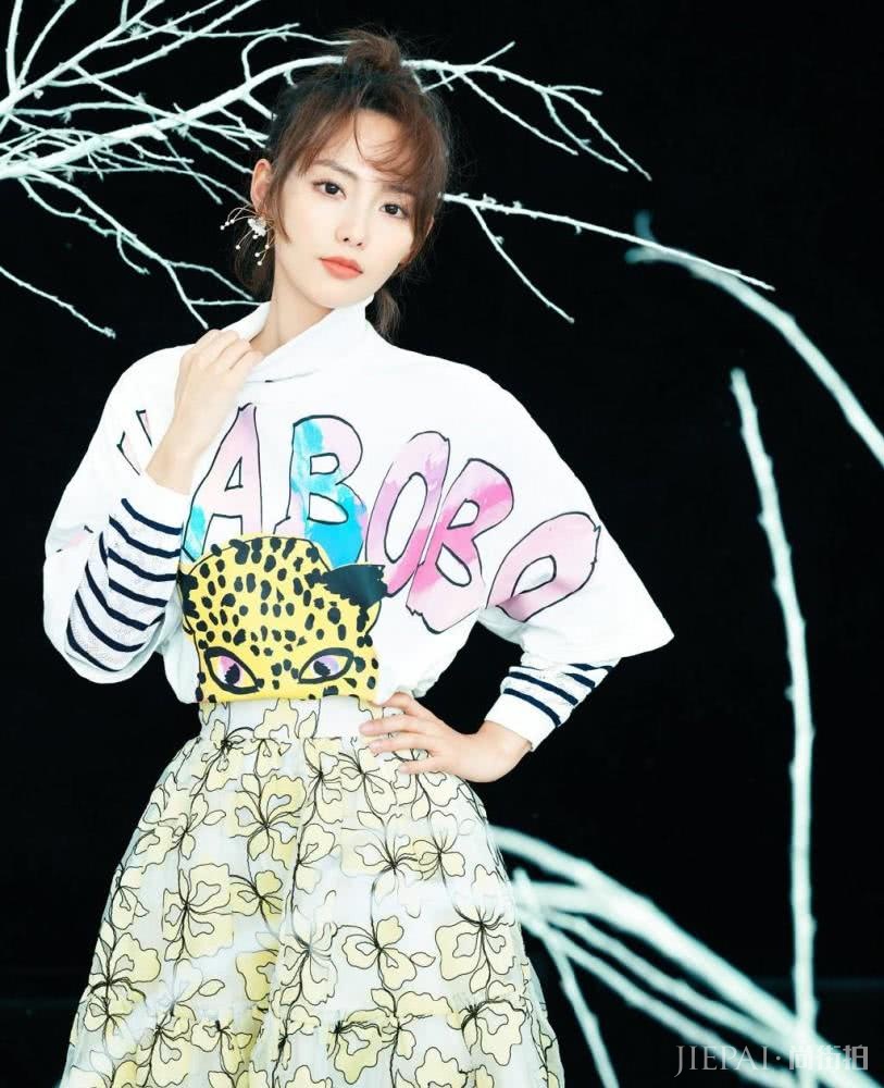 张嘉倪穿T恤配开叉长裙，戴闪亮头饰美成公主